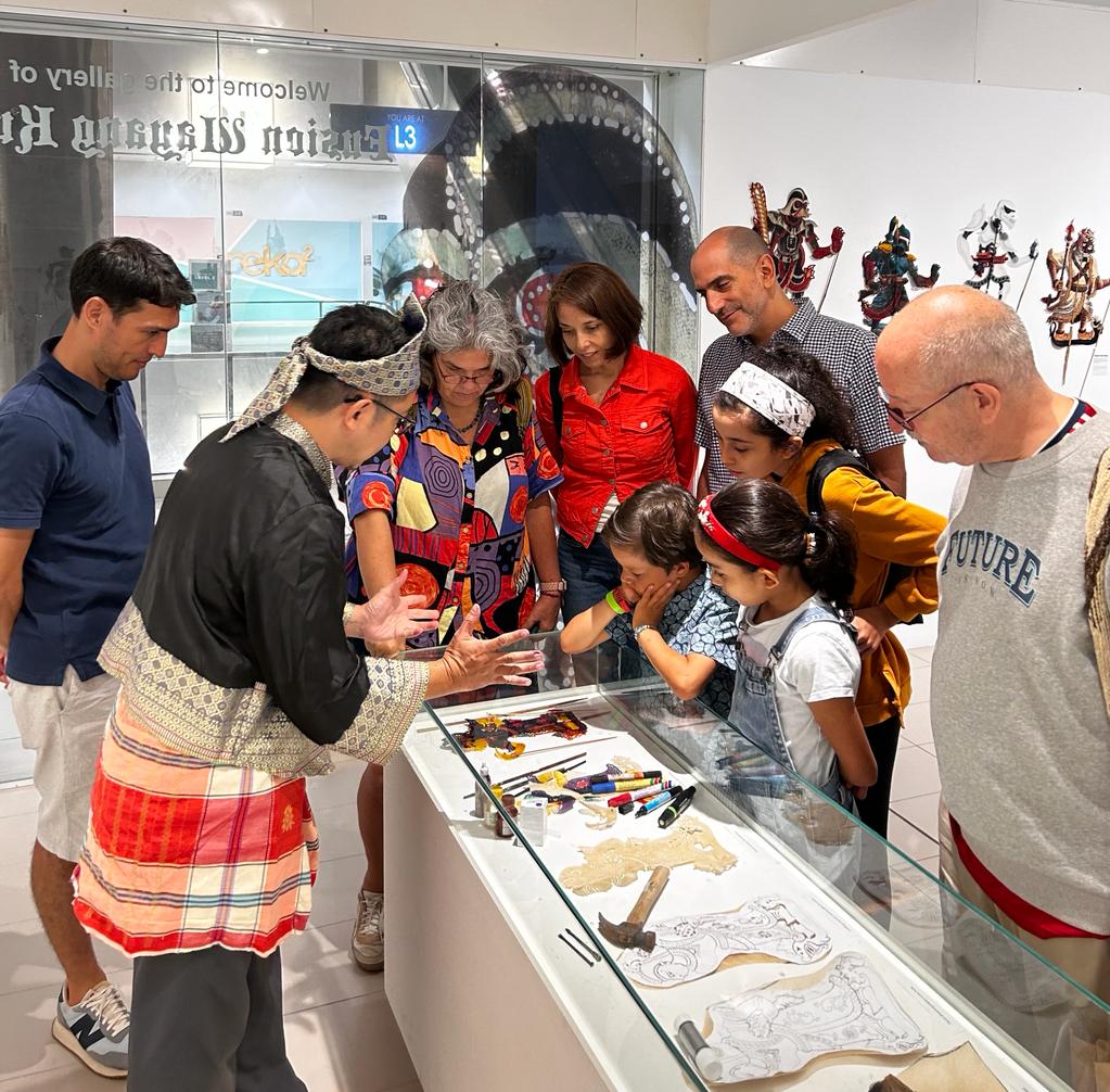 Comunidad colombiana participa en actividad cultural sobre el teatro de sombras malasio